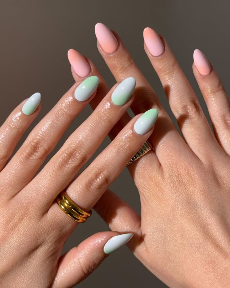 ongles roses et verts en dégradé, style barbapapa