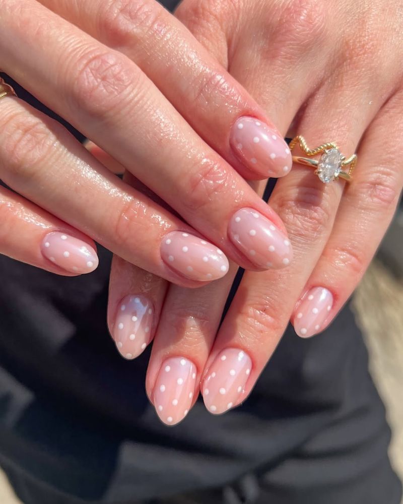 ongles courts et élégants avec base nude, chrome et pois blancs