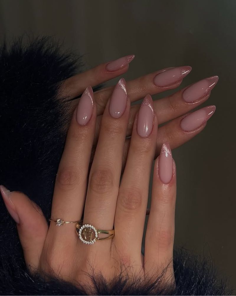 french pailletée rose poudré sur ongles stilettos coquets