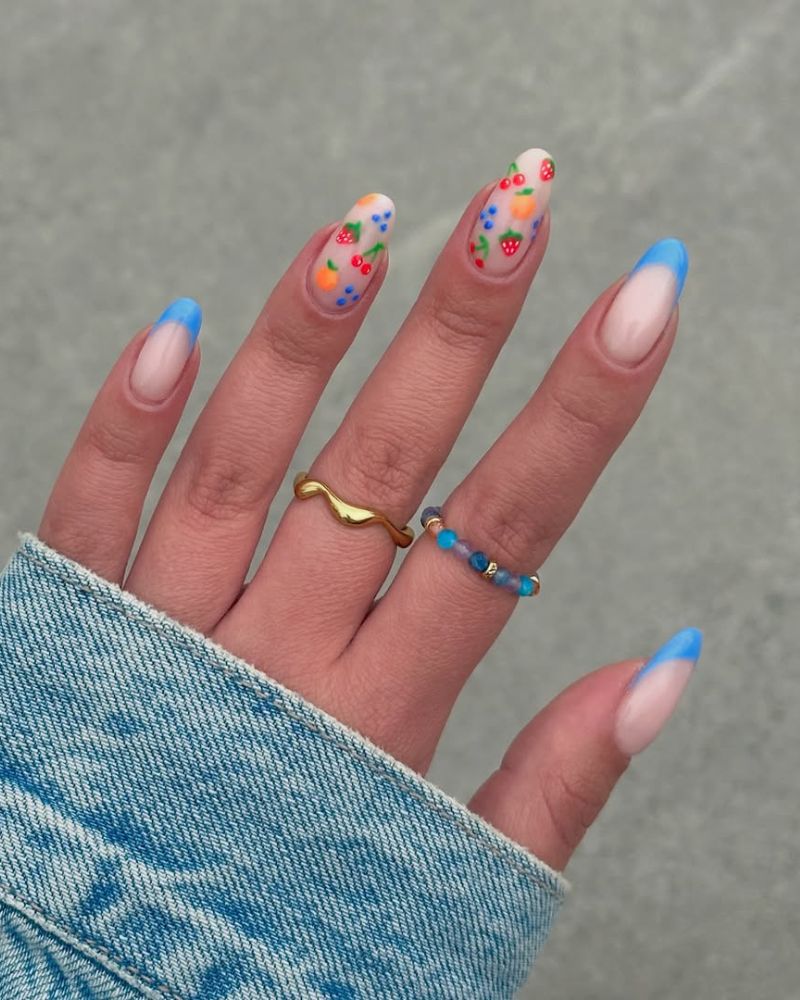ongles français bleus, nail art fruité