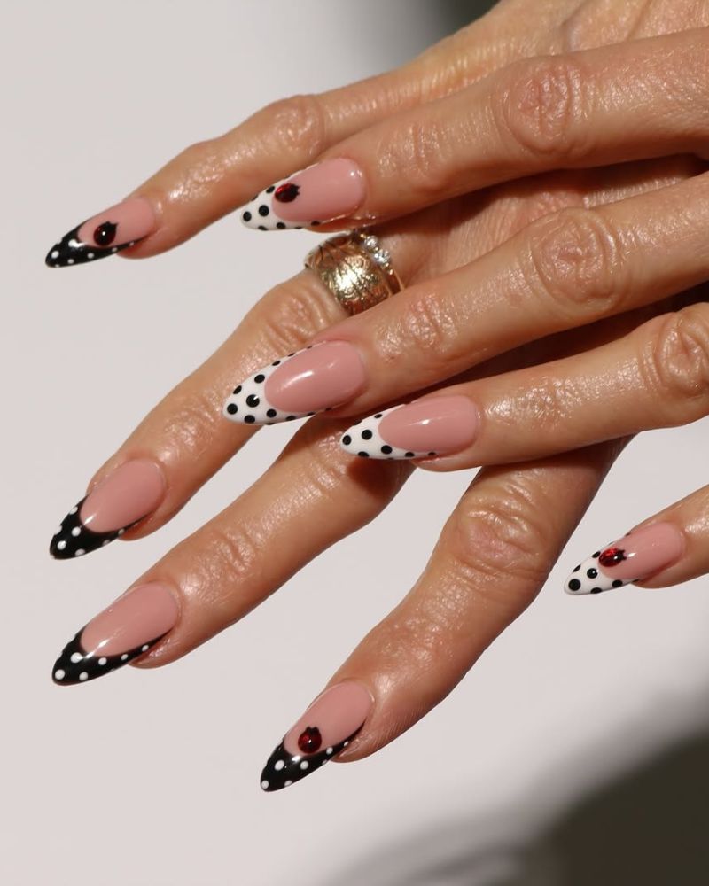 pois noir et blanc sur ongles en forme amande