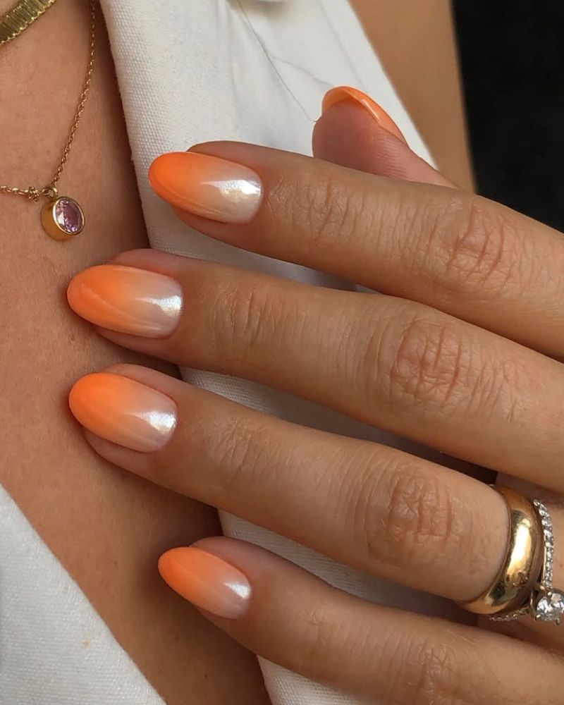 manucure dégradée orange façon coucher de soleil