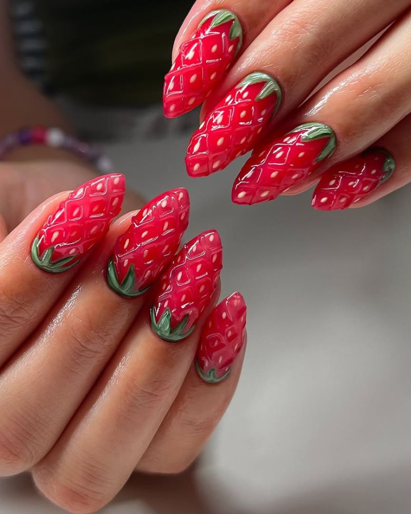 Ongles stilettos avec nail art fraise en 3D