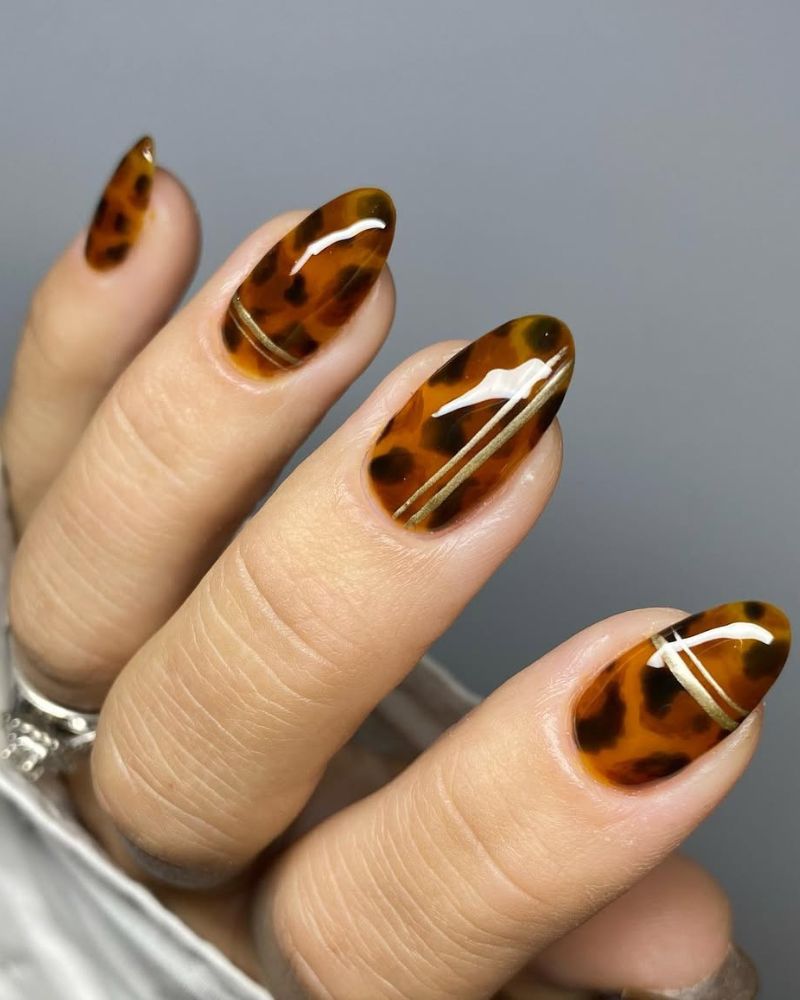 ongles écaille de tortue simples avec lignes dorées