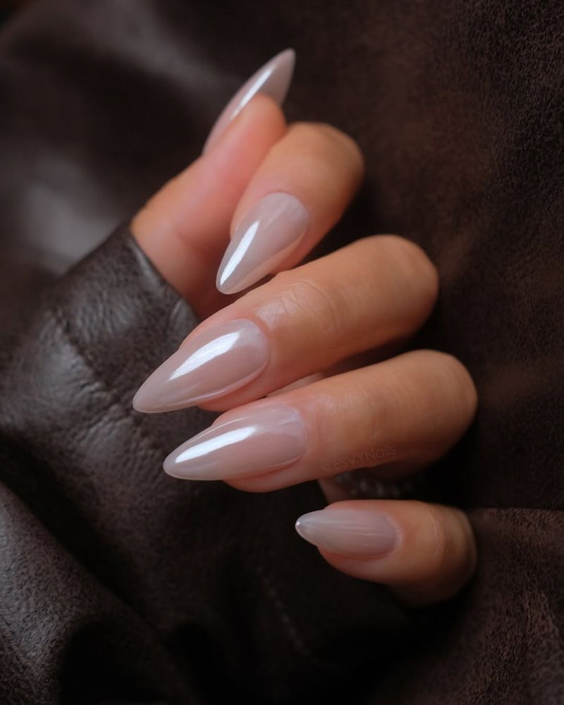 ongles stiletto, ongles chrome blanc, ongles élégants