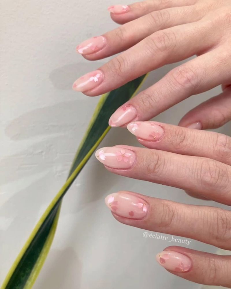 ongles simples, nail art fleurs, ongles nude
