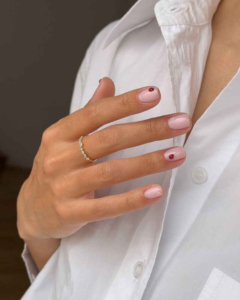 ongles courts coquets avec nail art coccinelles