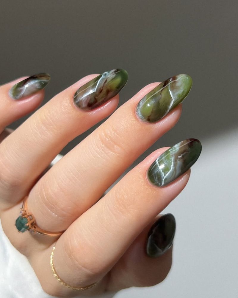 ongles marbre vert avec accents terreux