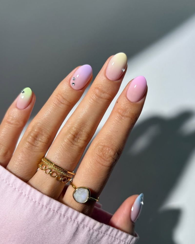 ongles dégradés colorés pour une manucure d'été élégante
