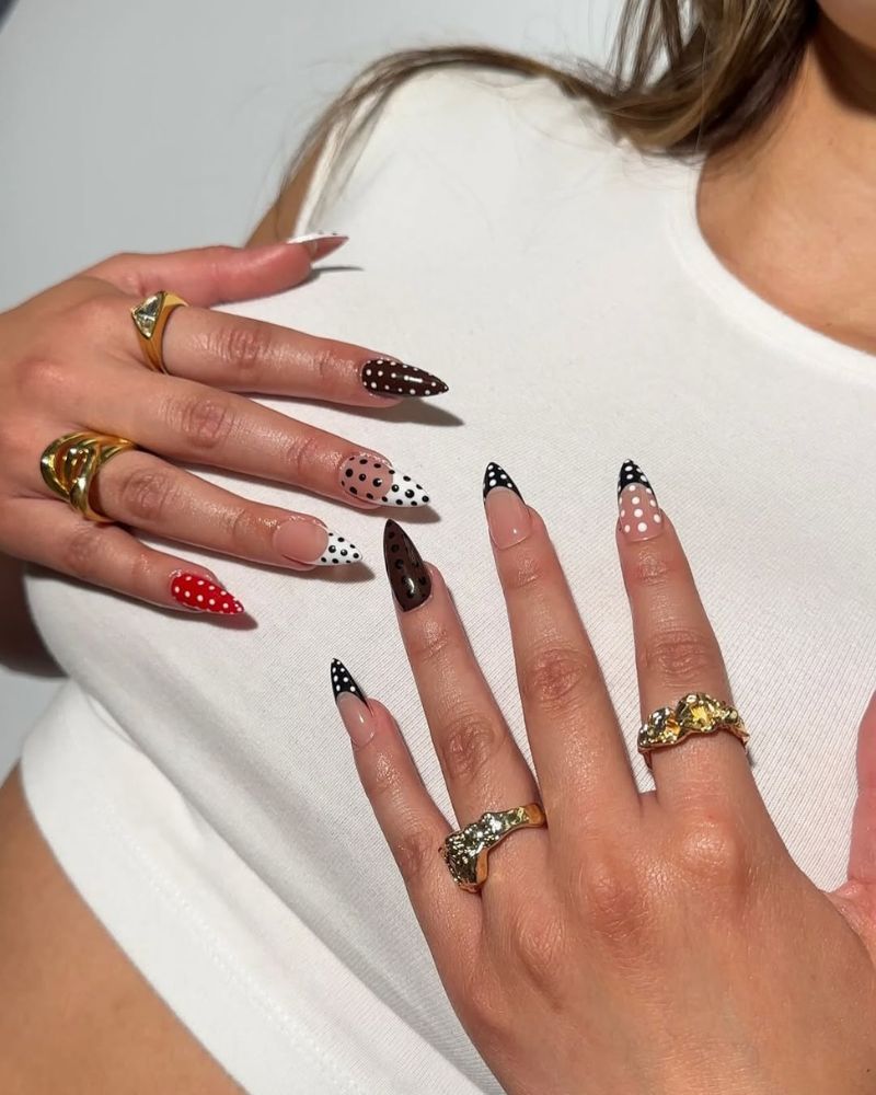 manucure stiletto avec pois noir, blanc, marron et rouge