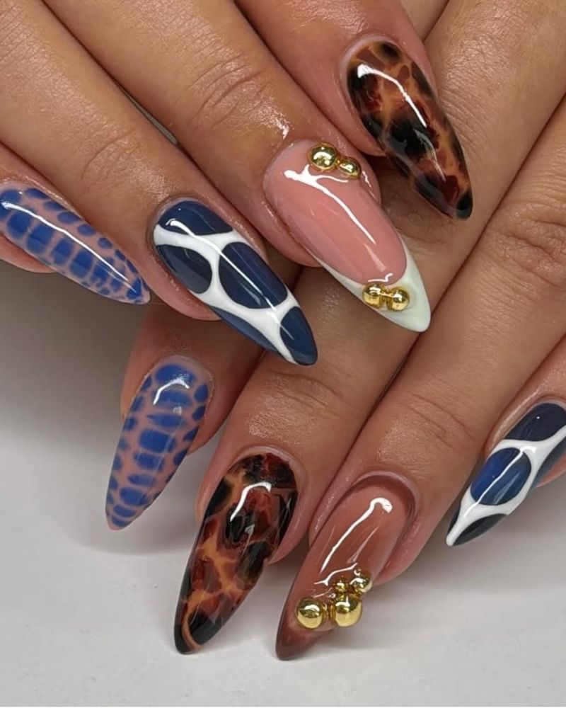 ongles d'automne bleus et marrons sur forme amande longue