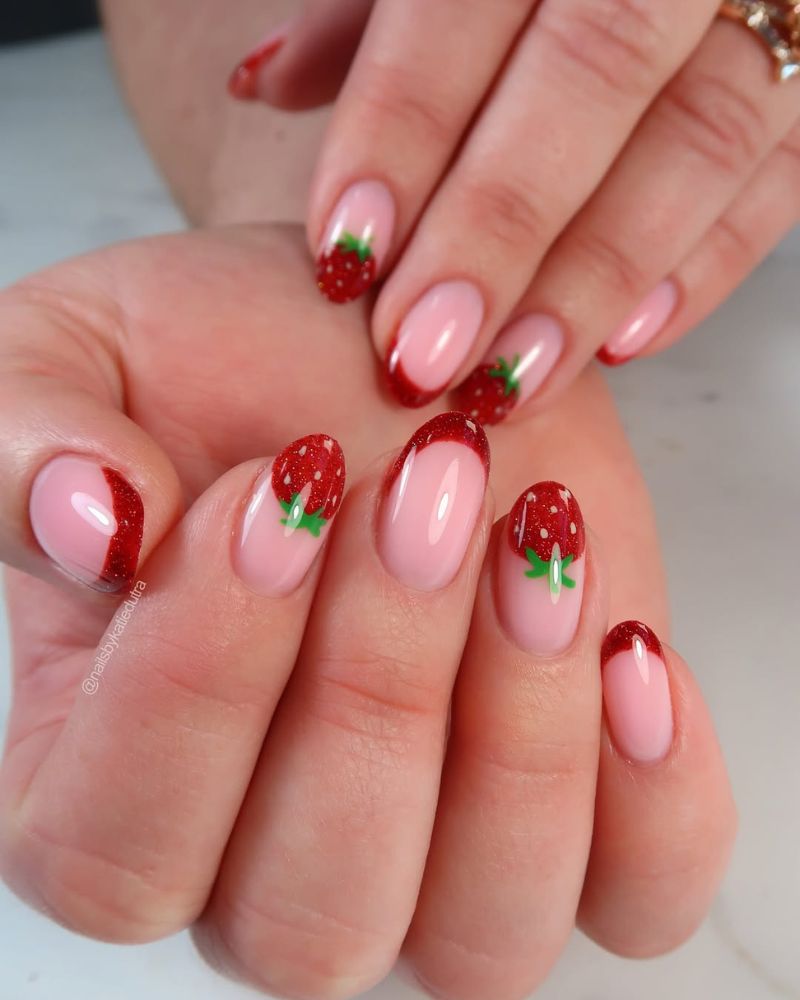 Nail art fraise simple sur base nude, avec extrémités françaises rouges scintillantes