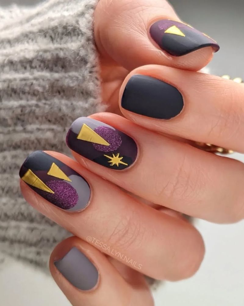 ongles d'été foncés mat sur ongles courts