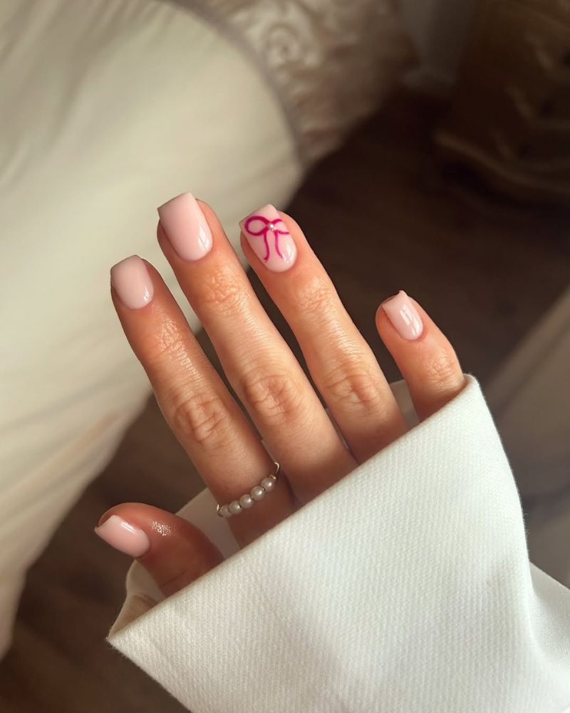 nœud rose, ongles nude, manucure propre