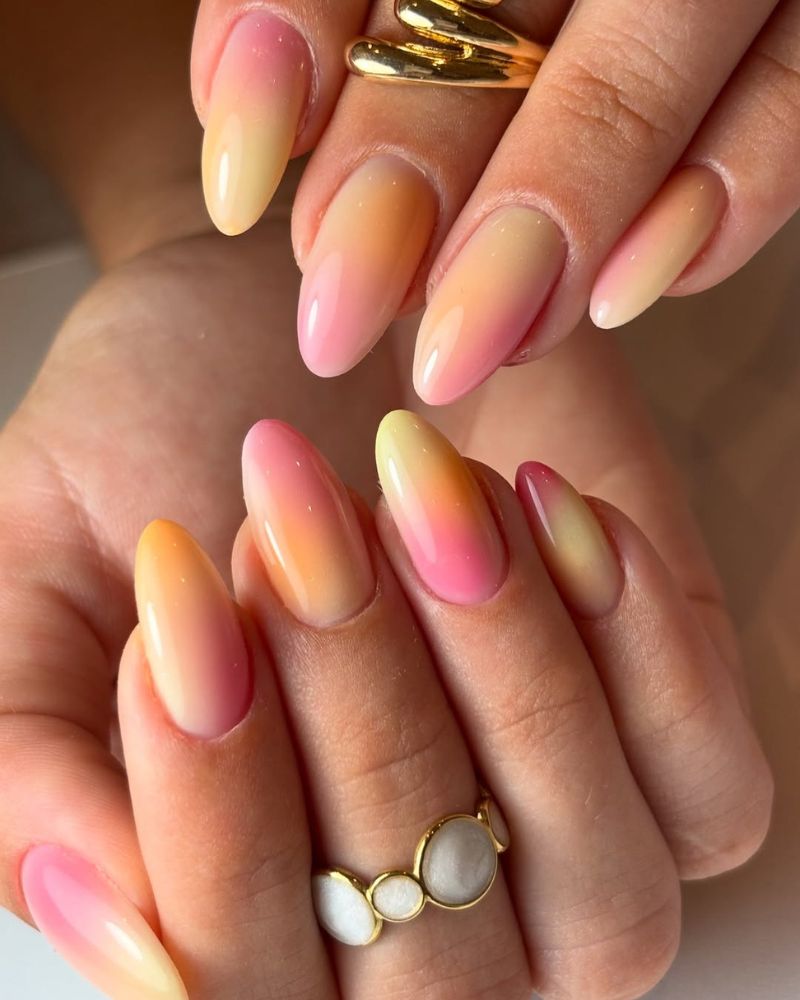 ongles roses et orange en dégradé, forme amande longue