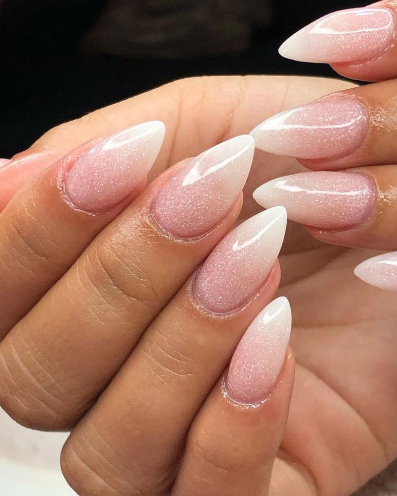 ongles stiletto, ongles french ombré scintillants