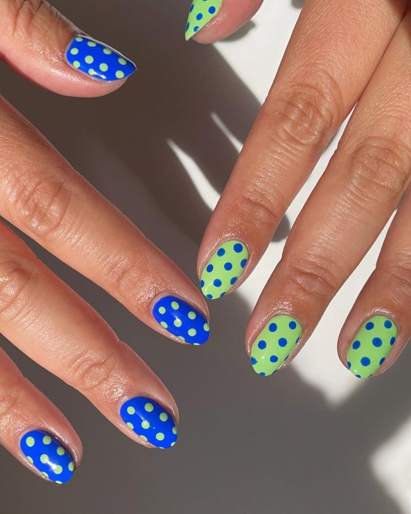 pois verts et bleus courts sur ongles