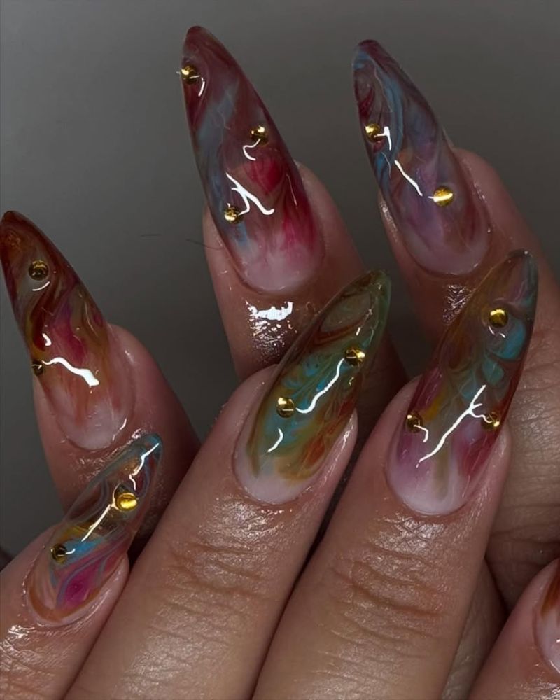 ongles stiletto longs avec nail art marbré ludique