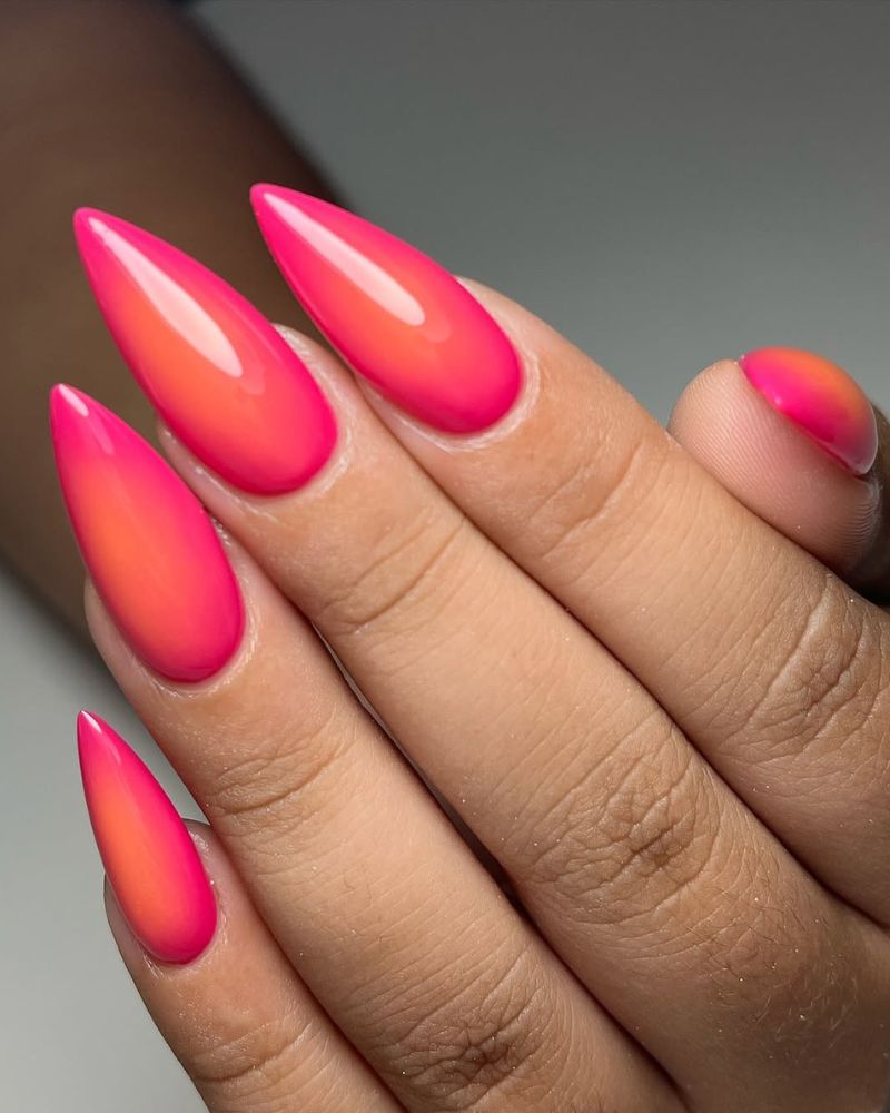 ongles stiletto, design ongles rose et orange, idée d'ongle d'été