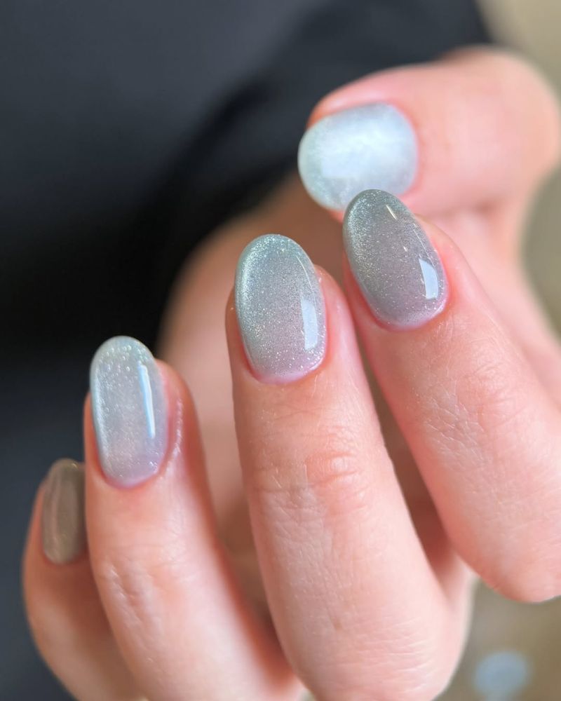 Vernis ongles œil de chat gris en forme arrondie