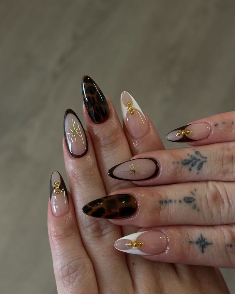 ongles marron avec nail art écaille de tortue, forme amande longue