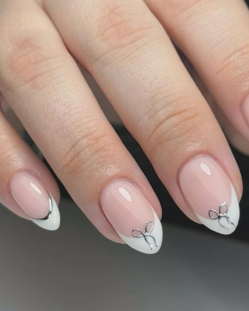 french tip blanc, nail art nœud argenté