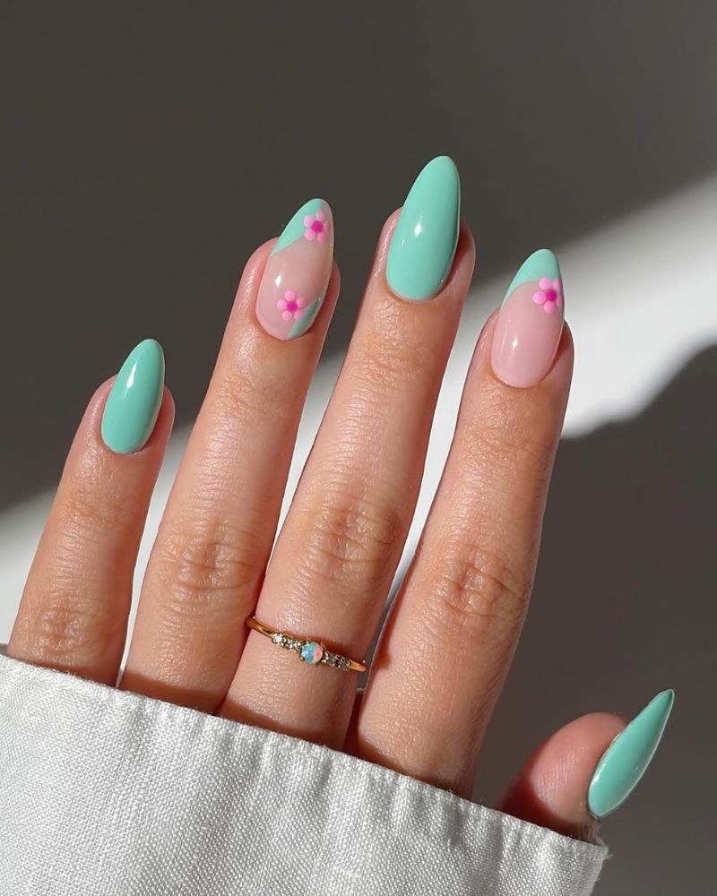 ongles vert menthe, nail art fleurs roses
