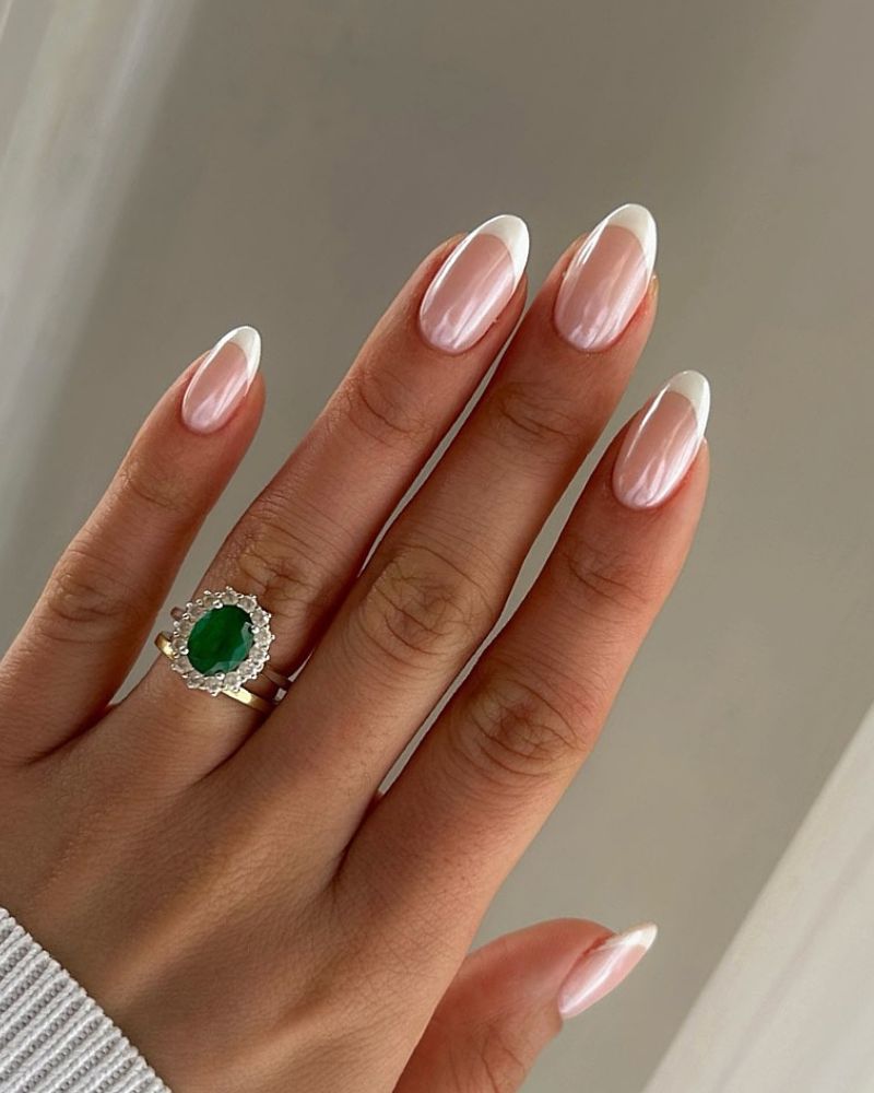 classique french manucure bout blanc avec finition chrome perlé