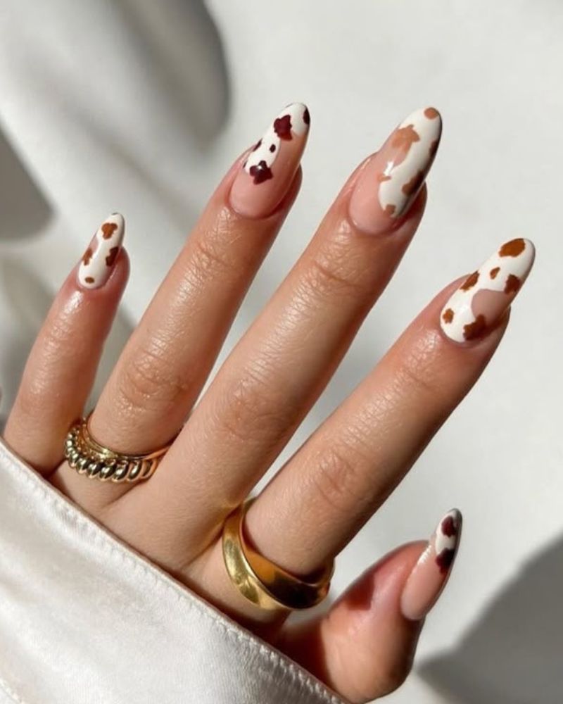 ongles imprimé vache avec base nude