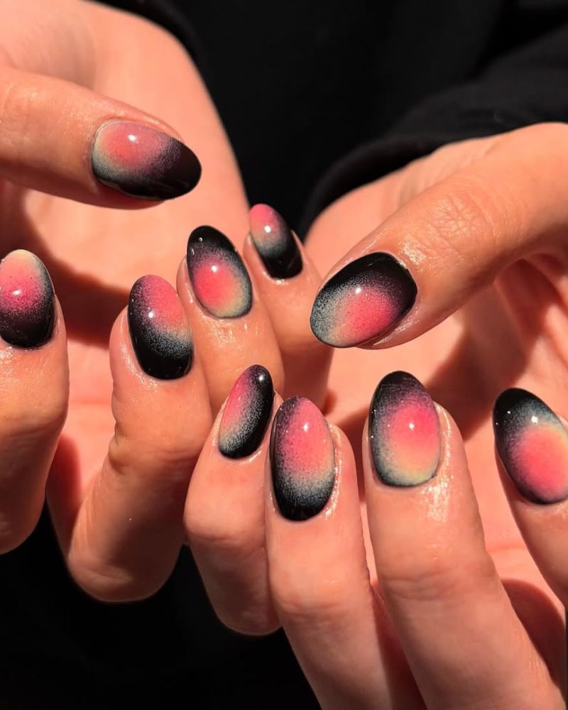 ongles bonbons foncés avec jaune et rose