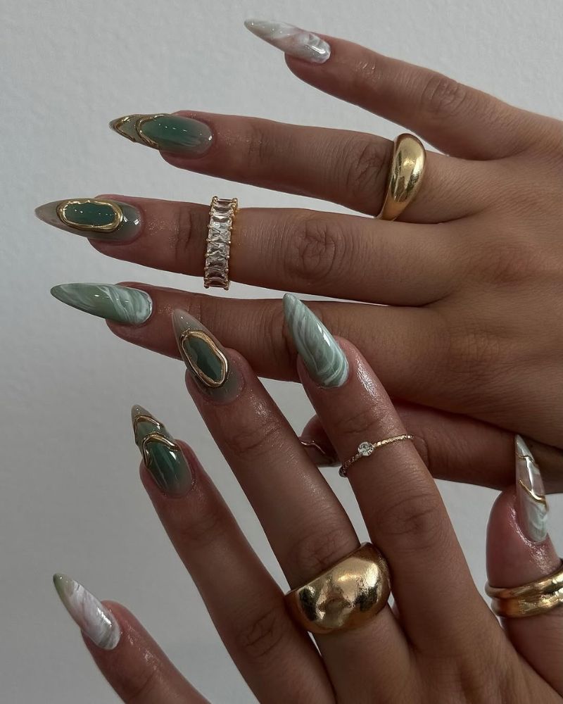 ongles stiletto longs avec nail art marbré vert