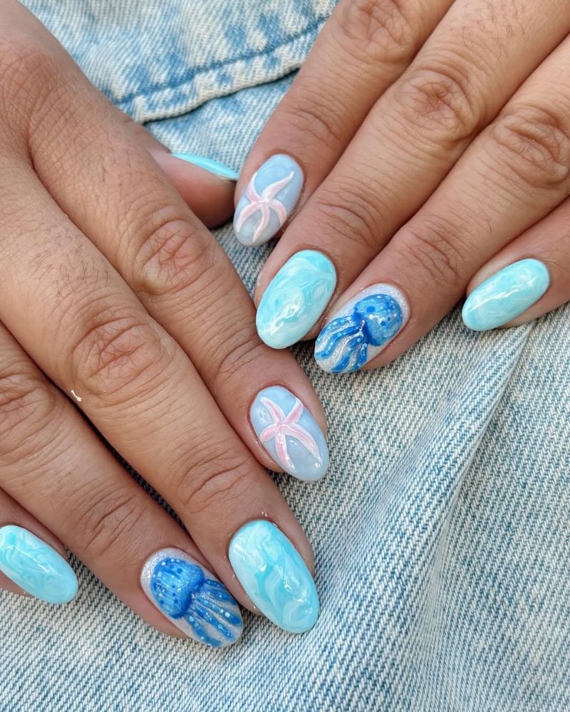 ongles océan bleu, nail art méduse, ongles d'été bleus