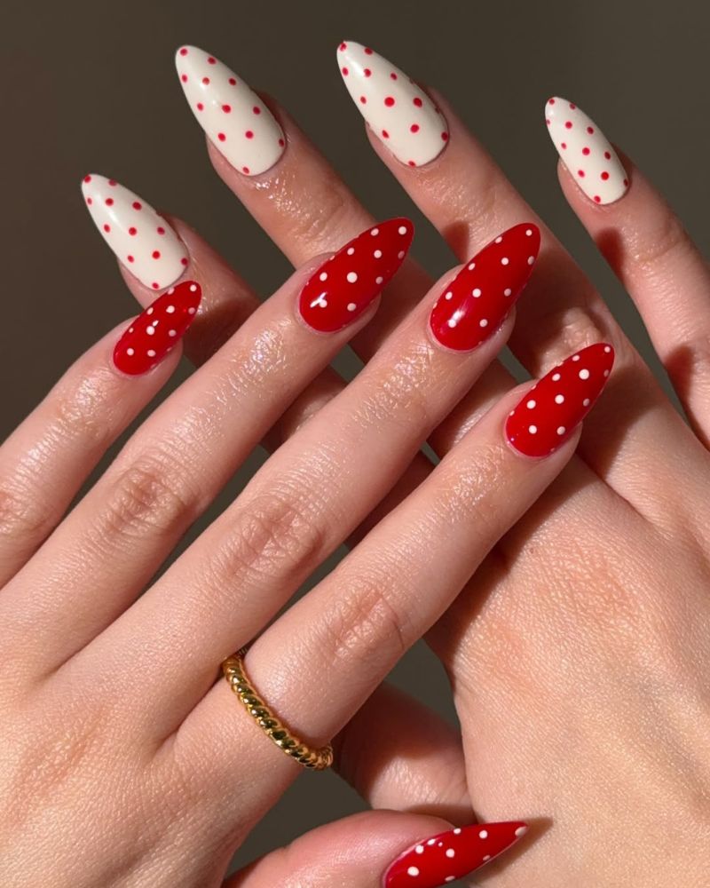ongles longs amande rouge et blanc à pois