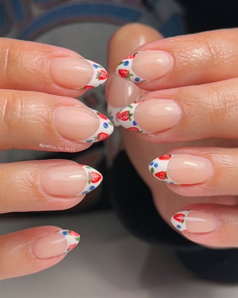 French manucure à extrémité blanche avec fraises et myrtilles sur la surface, sur une base nude propre