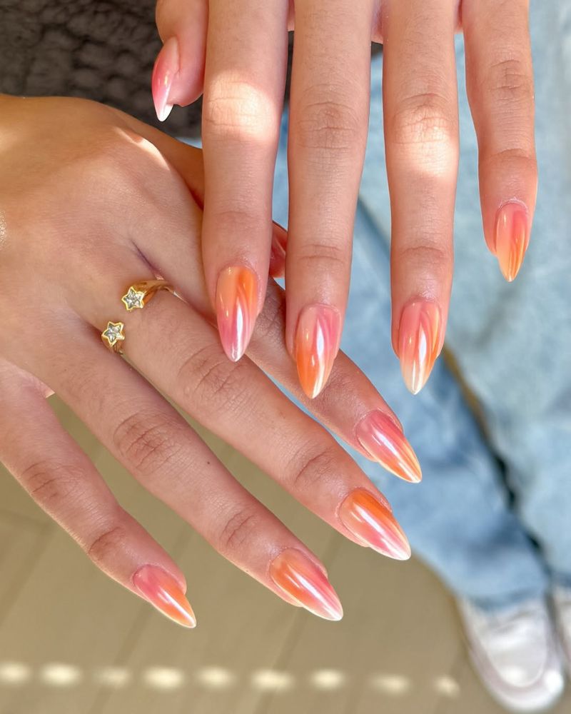 ongles coucher de soleil avec chrome, forme stiletto