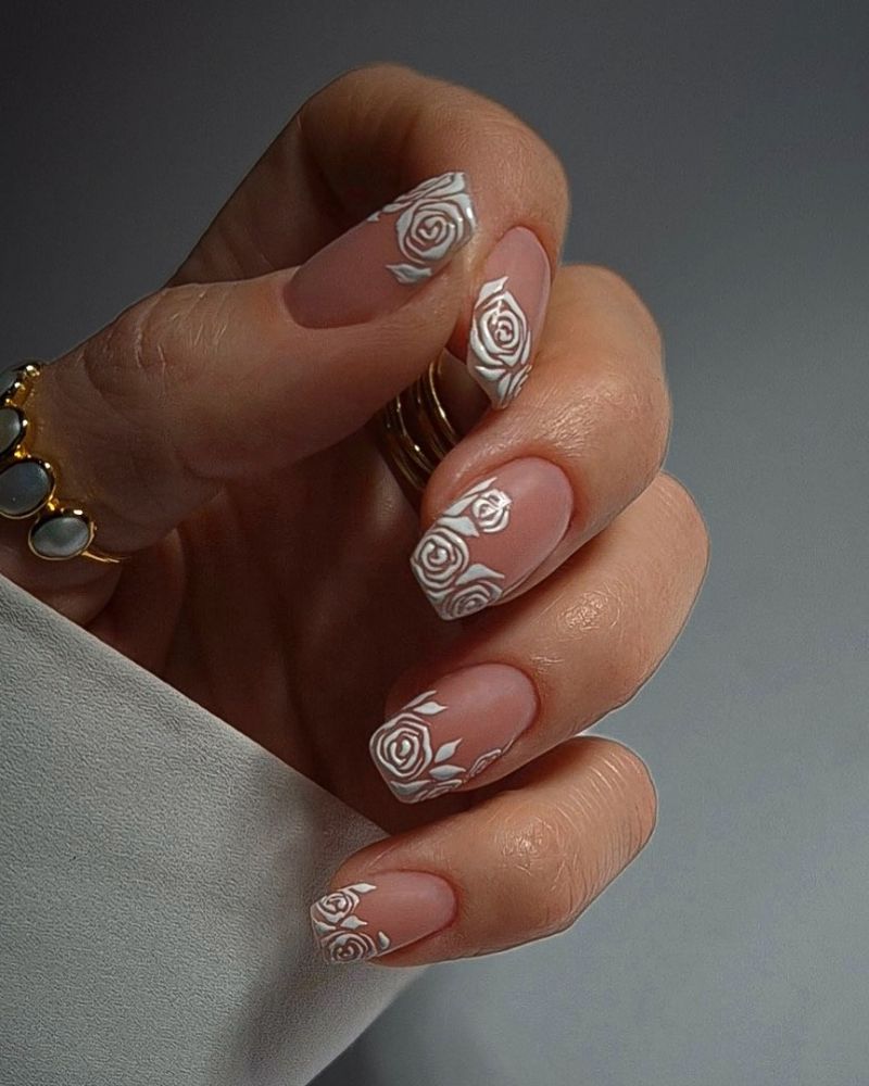design délicat de nail art blanc cercueil avec bouts floraux