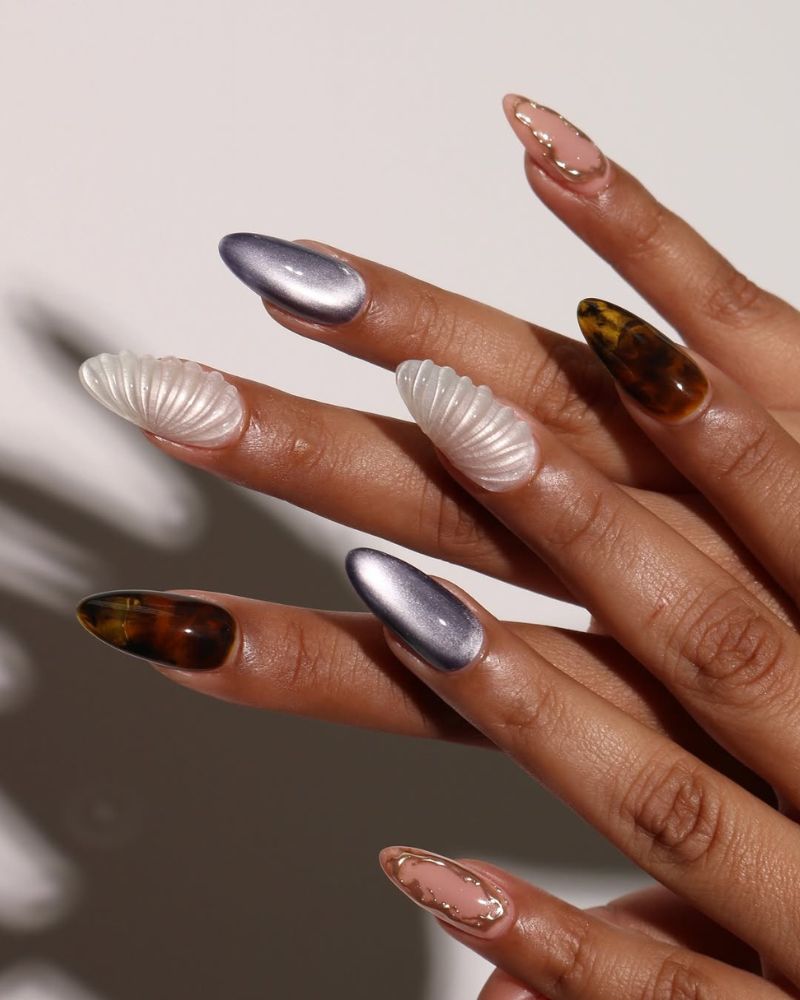 ongles en forme d'amande avec nail art automnal, écaille de tortue, chrome blanc nacré et œil de chat