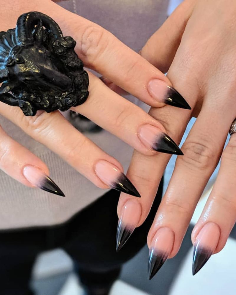 ongles stiletto noirs bouts noirs