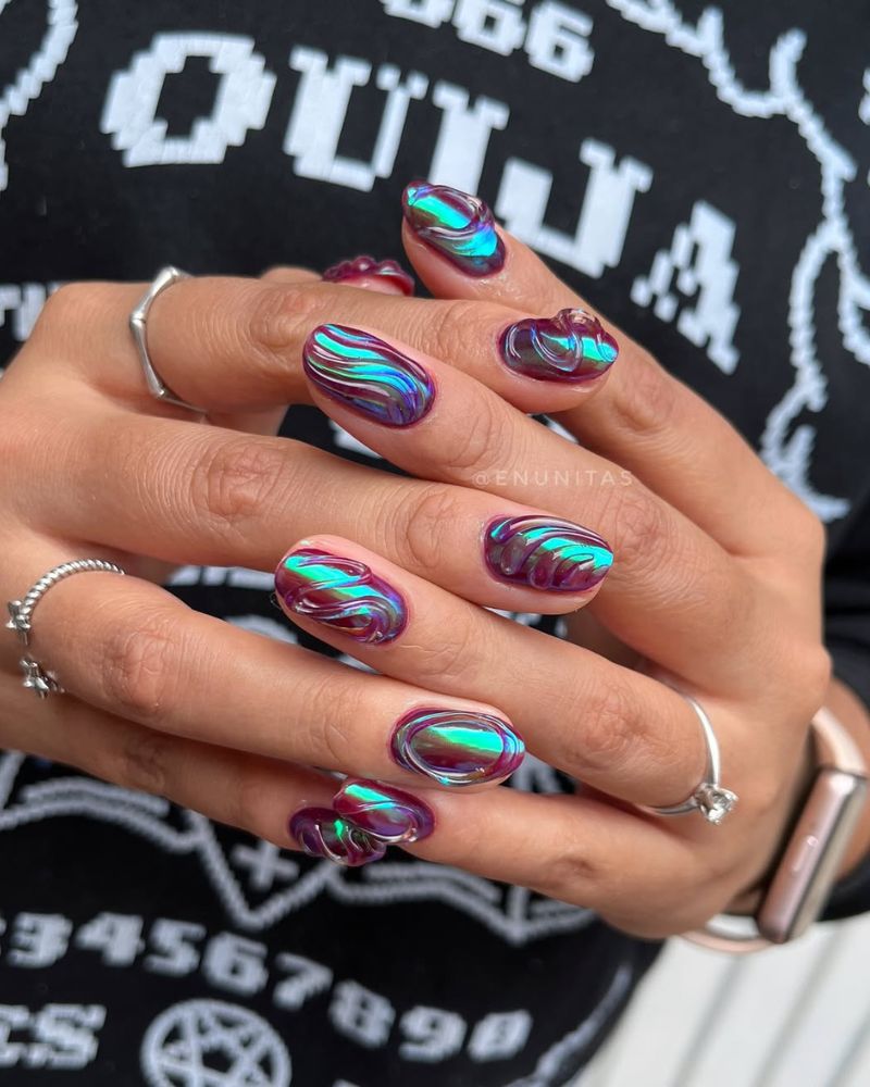 base courte violette avec ongles chrome bleus d'automne