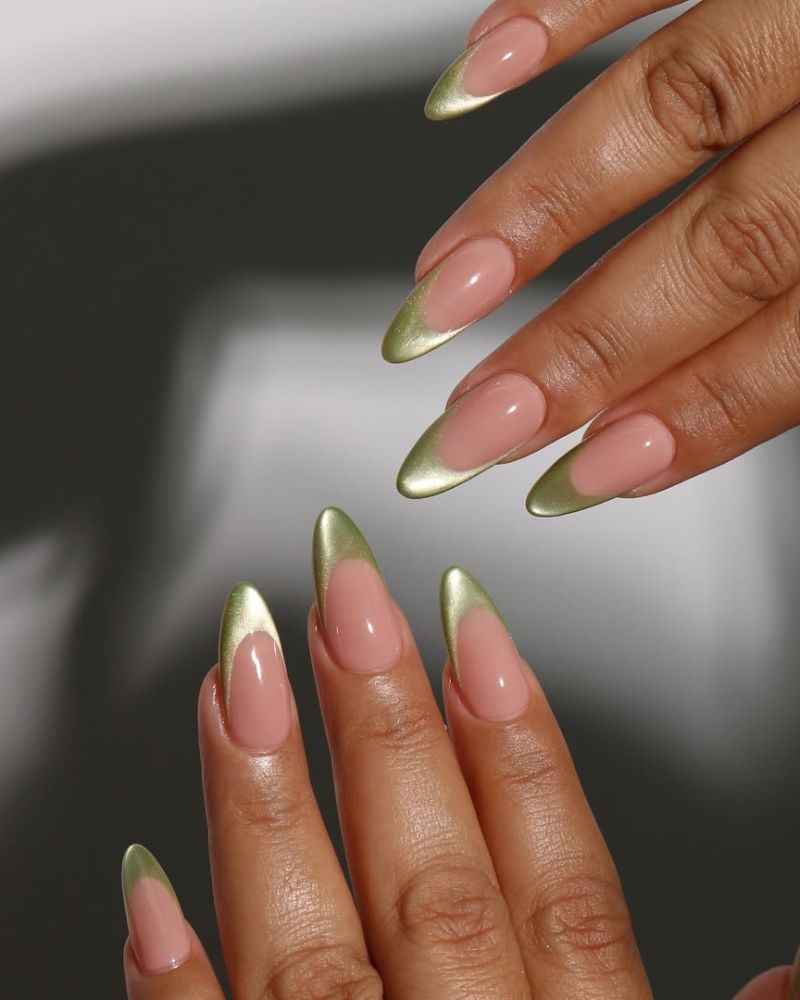 ongles d’automne élégants avec des bouts french verts velours effet œil de chat