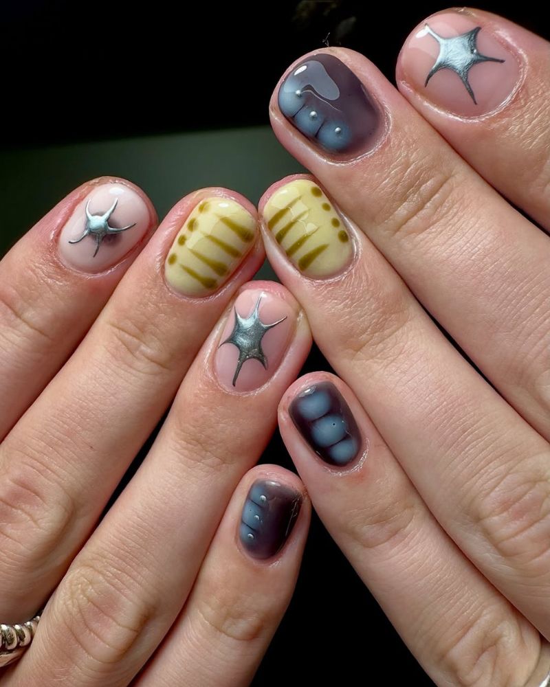 jolis ongles courts d’automne avec art sur ongles marron, vert sauge et argenté