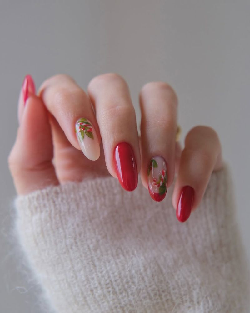 petits ongles rouges avec art d’ongle cane de bonbon