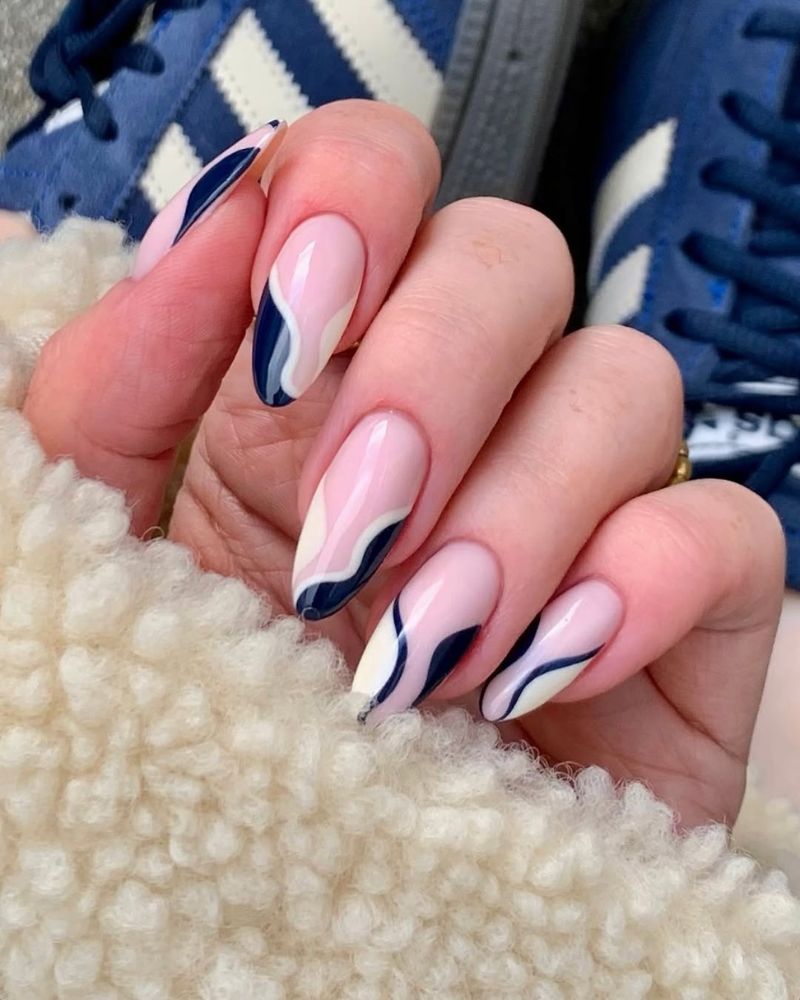 ongles bleu foncé, manucure bleue élégante