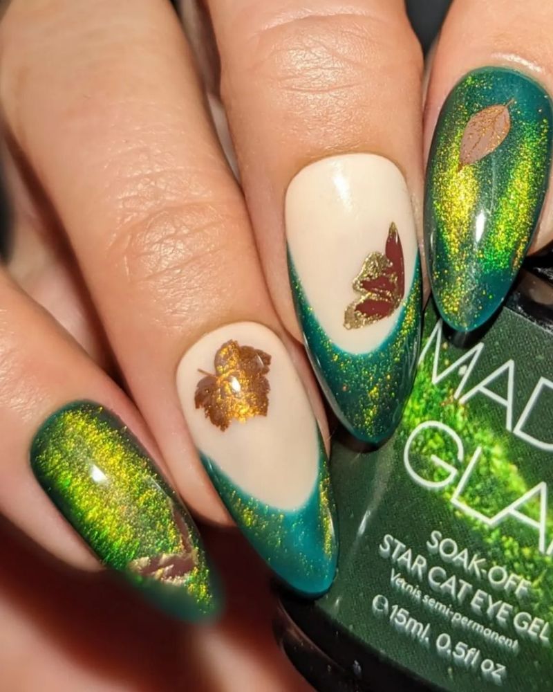 designs nail art d’automne avec vernis vert émeraude effet œil de chat et feuilles