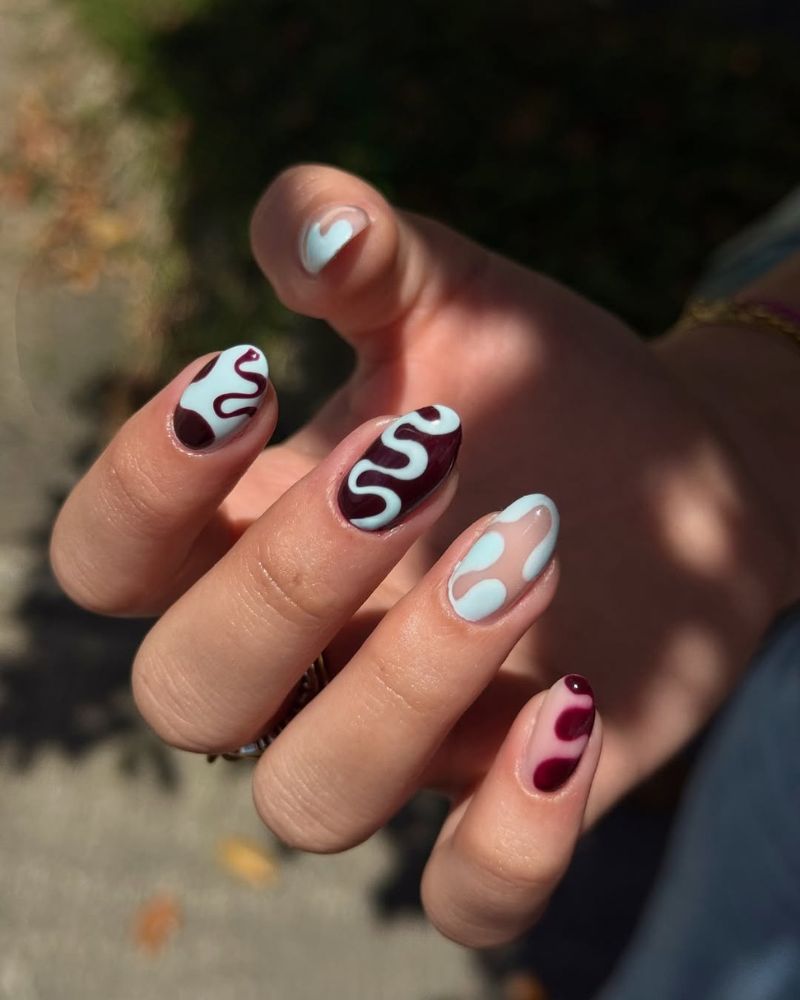 idées d'ongles automne bleu et bordeaux sur base courte
