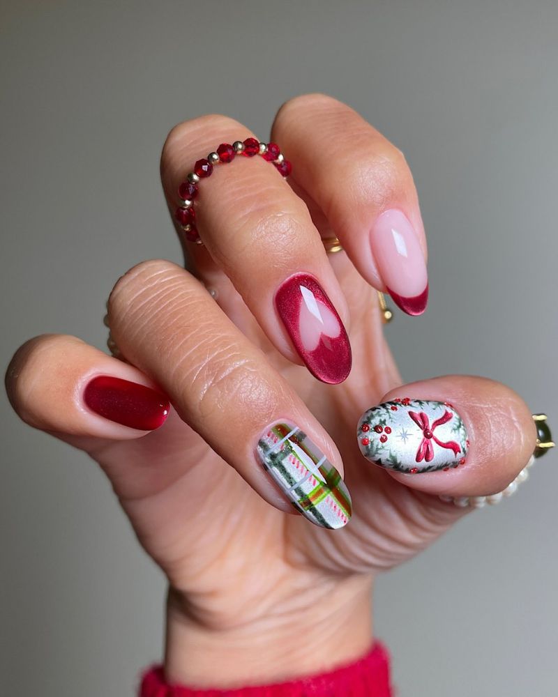 designs d’ongles festifs rouges et verts en forme arrondie