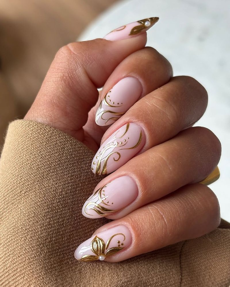 ongles amande nude avec nail art doré, dans une manucure délicate