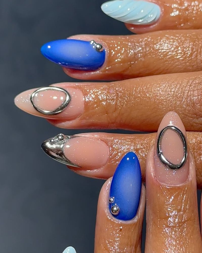 ongles bleus chics, ongles stilettos, ongles bleus et argentés