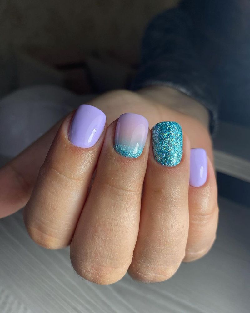 design d'ongles courts violet clair avec paillettes