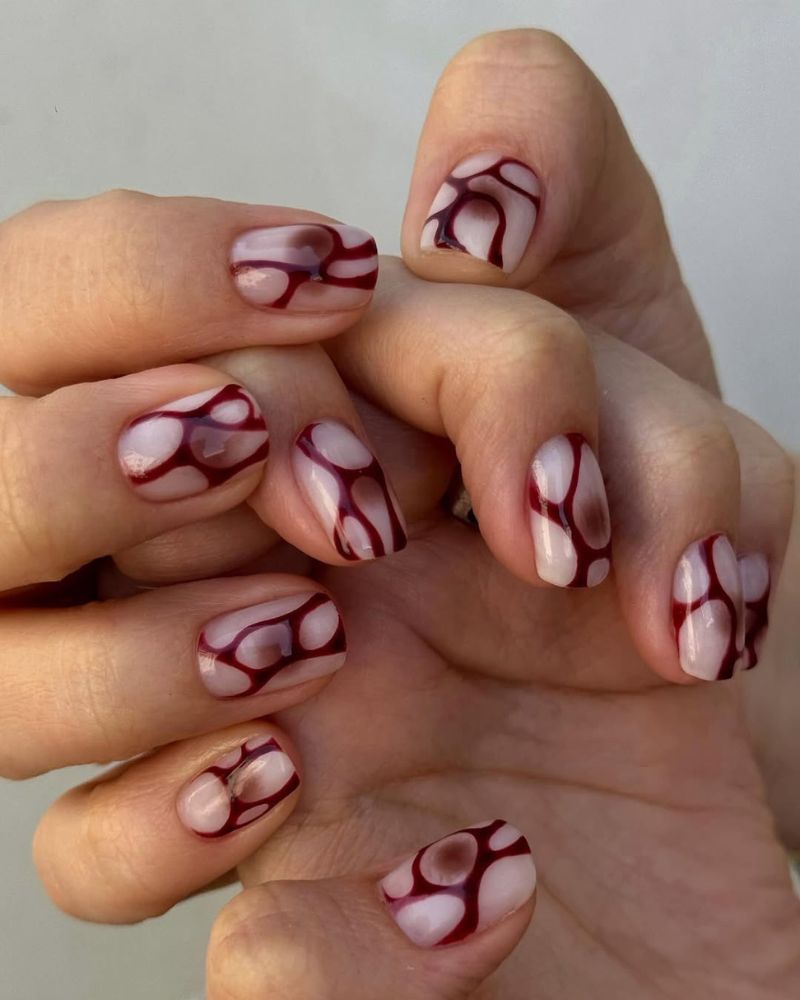 ongles blancs laiteux avec nail art marron